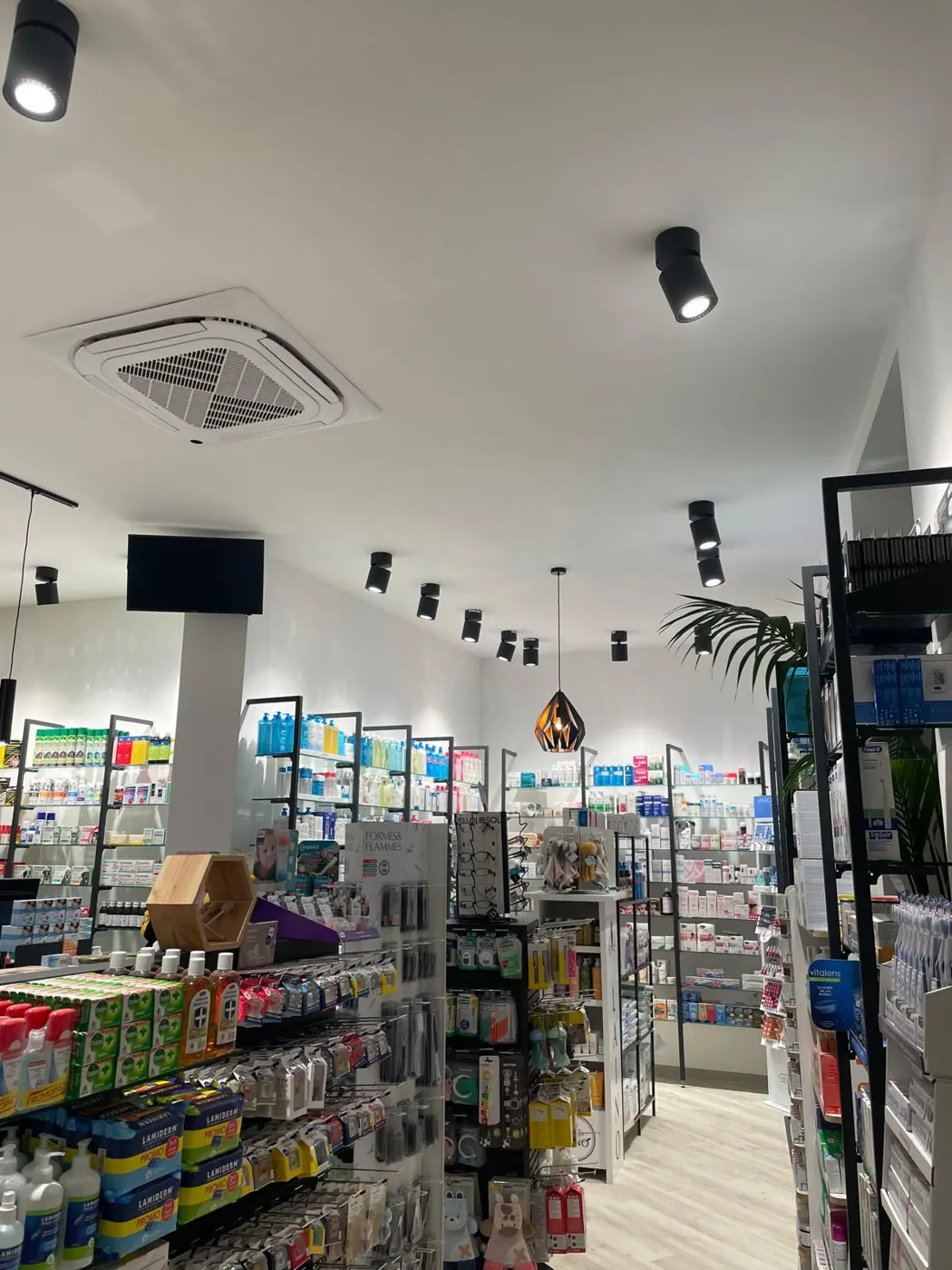 Pharmacie rénovée avec climatisation cassette et spots
